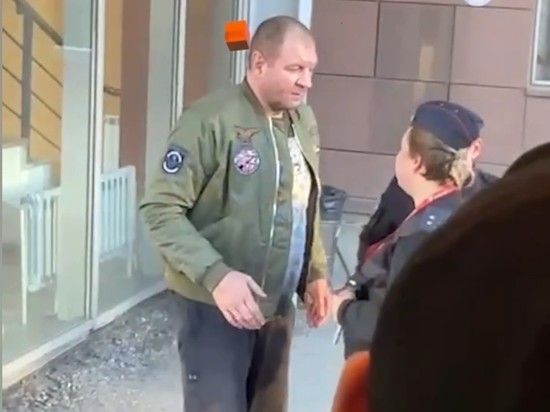 Бойца Александра Емельяненко обвинили в дебоше в аэропорту Екатеринбурга