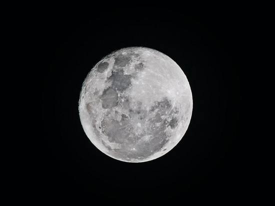 Москву озарила полная луна: опубликованы снимки