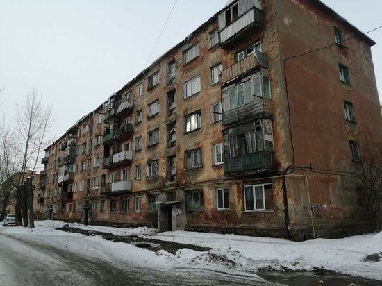 Омская прокуратура через суд потребовала расселить еще два дома в Омске