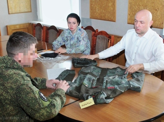 В Орле мэр Парахин при личной встрече с бойцом СВО передал ему гуманитарную помощь