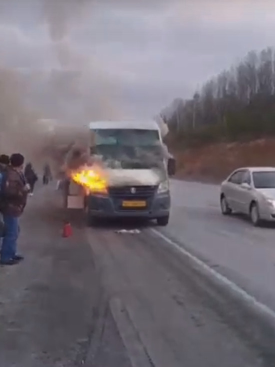На трассе в Челябинской области загорелась маршрутка с пассажирами
