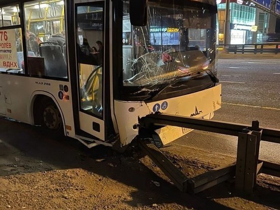 Автобус, который ехал в Королев, проткнуло ограждением
