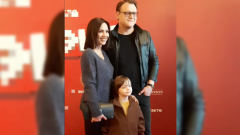 Надя Ручка привела на премьеру сына и мужа: видео с красной дорожки