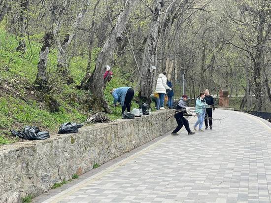 Тысяча человек вышли на экологический субботник в Железноводске