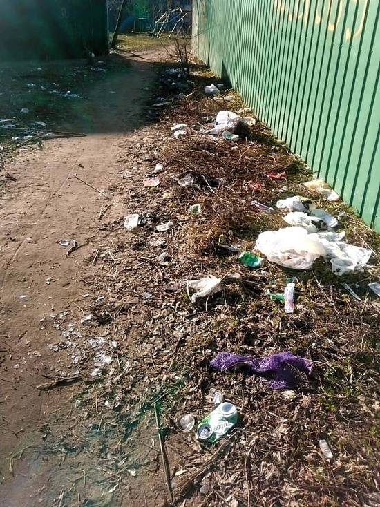В Тверской области возле детской площадки лежат кучи мусора