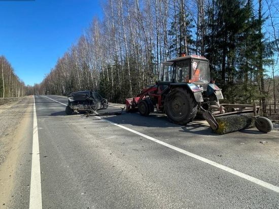 В Тверской области иномарка сначала протаранила трактор, а потом другую иномарку