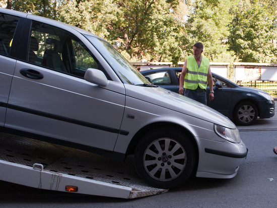 В Петербурге в 2023 году вынесли 154 тысячи постановлений за нарушения парковки под знаками «Остановка/стоянка запрещена»