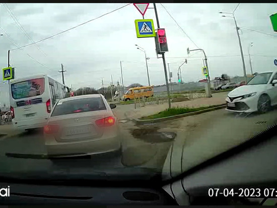 В Ставрополе водителя автобуса, проехавшего на красный свет, сняли на камеру