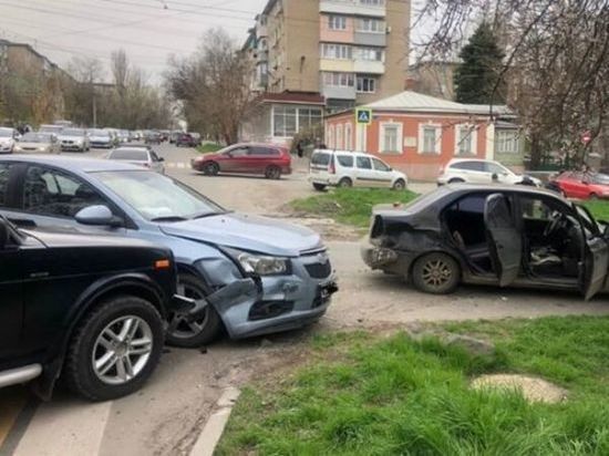 В Новочеркасске водитель «Акцента» спровоцировал массовую аварию