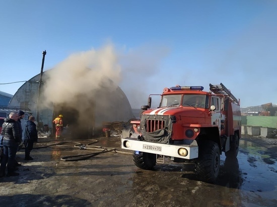 В Мурманске более двух часов тушили пожар повышенной сложности