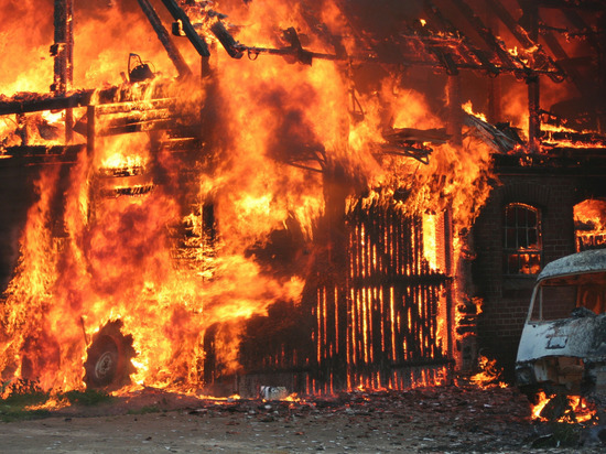 Пожарные три часа тушили дом в 150 «квадратов» под Выборгом днем 7 апреля