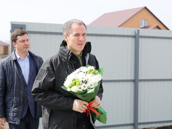 Губернатор Гладков вручил ключи от нового жилья трем многодетным семьям из Белгородской области