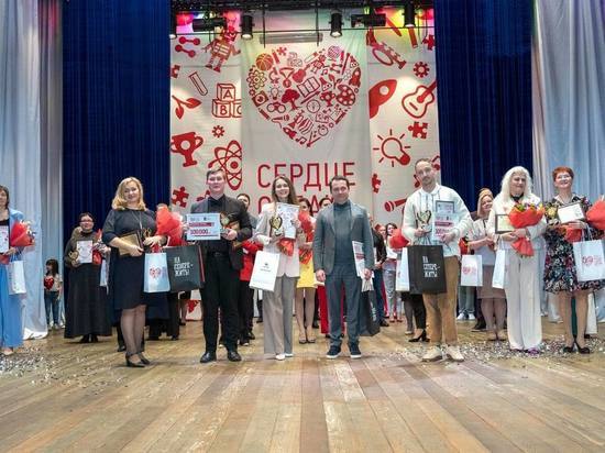 Андрей Чибис вручил денежные призы победителям конкурса «Сердце отдаю детям»