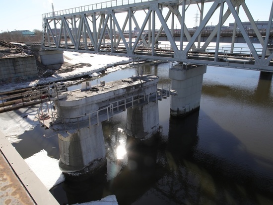 В Северодвинске распиливают опоры старого моста