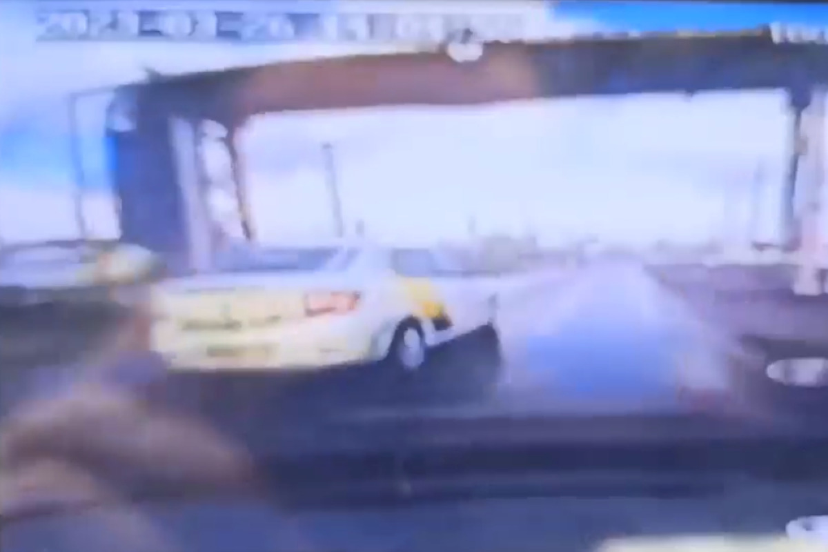 Появилось видео с едва проскочившим перед движущимся поездом такси