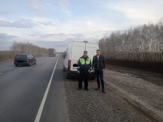 С трассы в Воронежской области инспекторы ДПС помогли отбуксировать сломанный микроавтобус