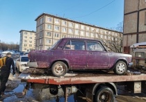 В ЗАТО Североморск массово эвакуируют брошенные владельцами автомобили. Уже три транспортных средства отправили на специальную стоянку с улиц Сивко и Гвардейской.