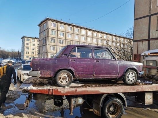 Автомобили северян массово эвакуируют в Североморске