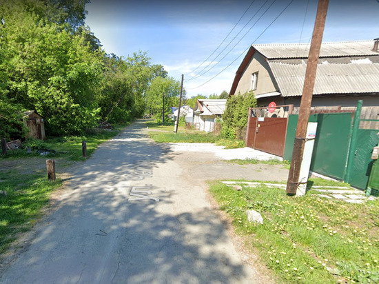 Частный жилой дом вспыхнул в Екатеринбурге