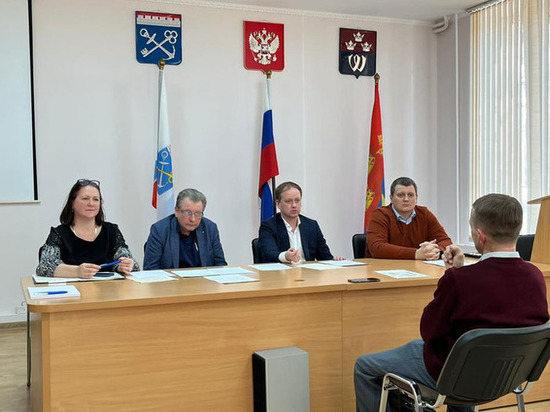 Глава комитета по ТЭК провел личный прием для жителей Выборга
