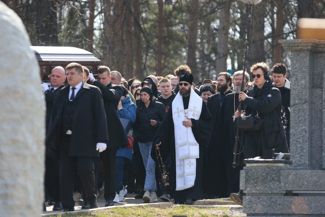 девушка пришла на свои похороны. пришла на свои похороны фильм. похороны в американских фильмах. юрий шатунов прощание и похороны. владлен татарский похороны.