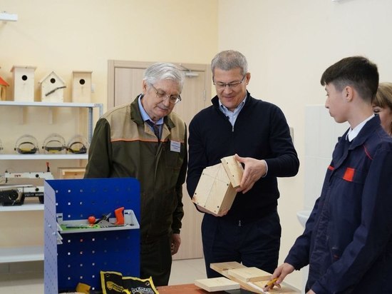 Радий Хабиров поблагодарил всех учителей труда