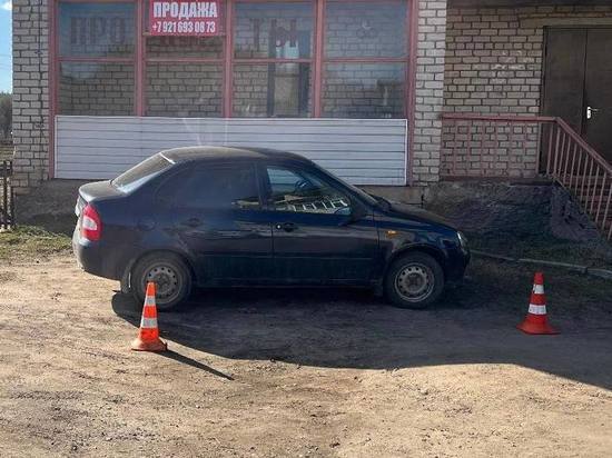 В Демянске под колеса самостоятельно движущегося грузовика попал пешеход
