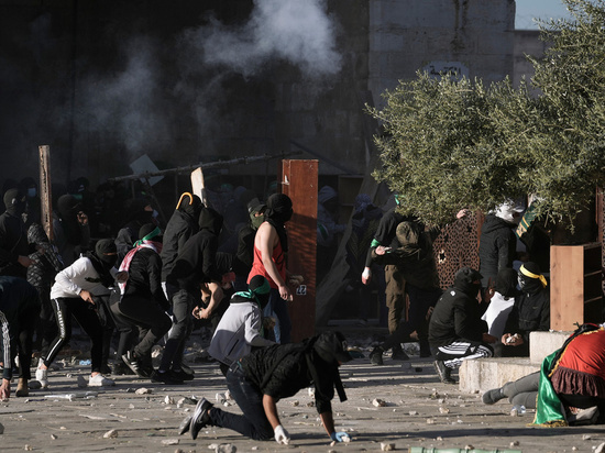 Сотни палестинцев забаррикадировались в иерусалимской мечети Аль-Акса