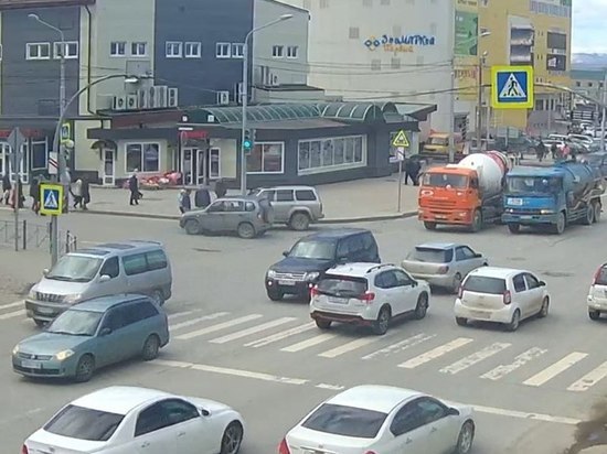 Два внедорожника столкнулись на перекрестке в Южно-Сахалинске