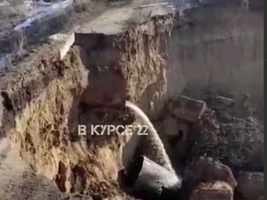 В Алтайском крае обрушилась дорога, соединяющая два села