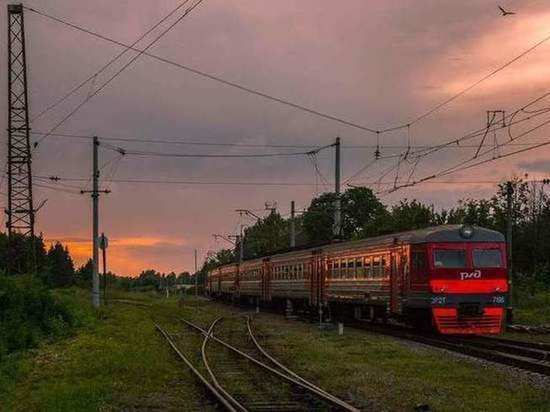 В Омской области в 2023 году появятся новые электрички с диванами и USB-разъёмами