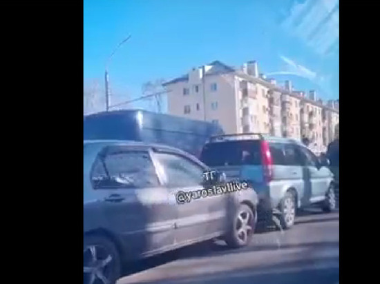 В Ярославле на Московском проспекте произошло ДТП-«паровозик»
