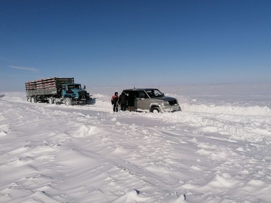 В ЯНАО спасатели на зимнике вытащили из снежного плена 5 человек