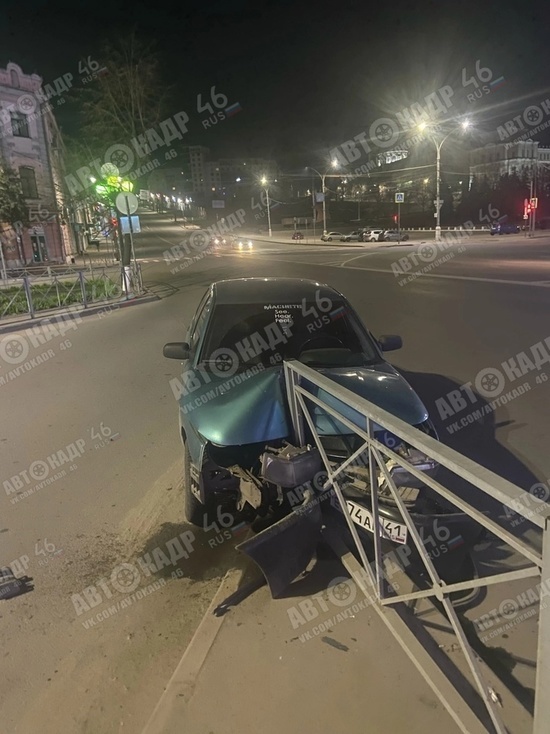 В Курске автомобиль разрезал мотор металлическим забором
