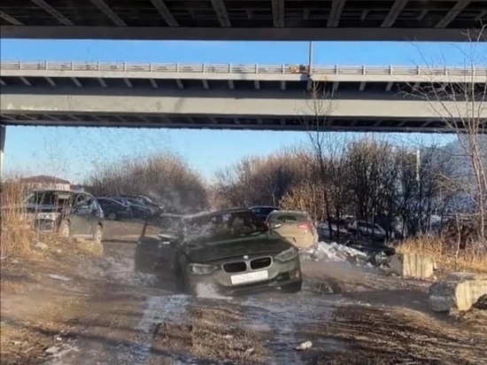 Полную 20-литровую бутыль на BMW сбросил с моста блогер в Люберцах