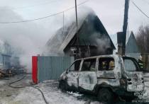 В пгт. Сафоново ЗАТО Североморск Мурманской области ночью на 9 апреля случился серьезный пожар. Огонь распространился по гаражному кооперативу в районе улицы Панина.