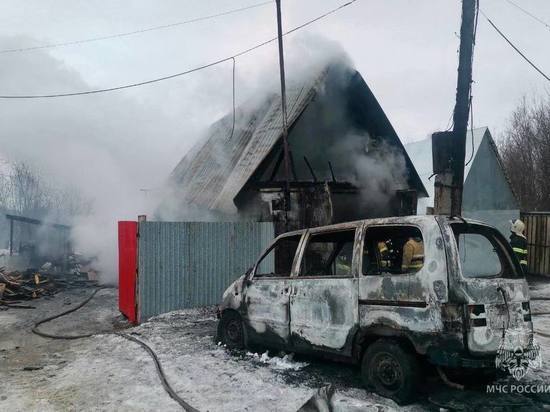Nissan и мотоцикл сгорели в Североморске