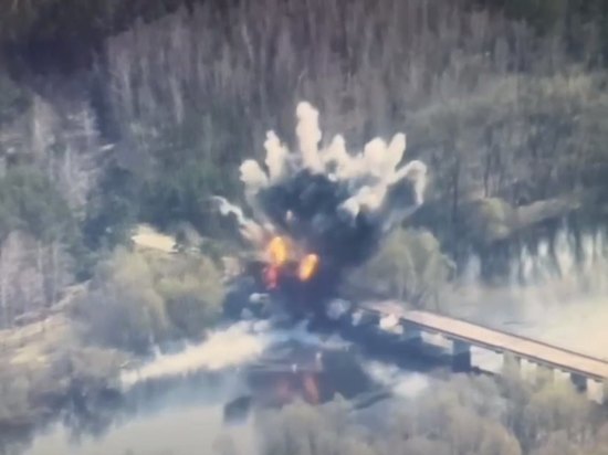 Летчики ЗВО разбомбили мост, по которому украинские диверсанты проникали в Россию
