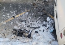 В Мурманске во дворе жилого дома по улице Володарского на припаркованный автомобиль упала наледь. Снежная конструкция серьезно повредила транспортное средство.