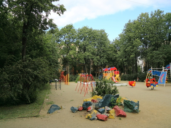 Подросток разгромил детскую площадку в районе Южного автовокзала в Екатеринбурге