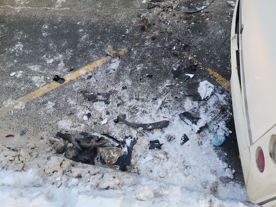 Припаркованный автомобиль в Мурманске повредила свалившаяся наледь