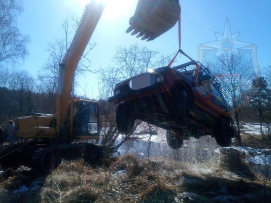 Спасатели показали кадры с автомобилем, который утонул с двумя людьми под Кировском