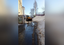 В Мурманской области активно тает снег, так что у коммунальщиков и дорожных служб начинается период масштабных уборок. К противопаводковым мероприятиям уже приступили в ЗАТО Североморск.