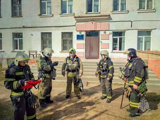 В Смоленске на базе детско-юношеского центра туризма прошли пожарно-тактические занятия