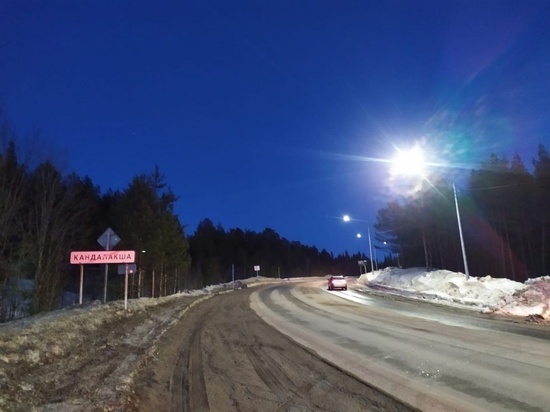 В Заполярье установили опоры освещения на дороге Умба — Кандалакша