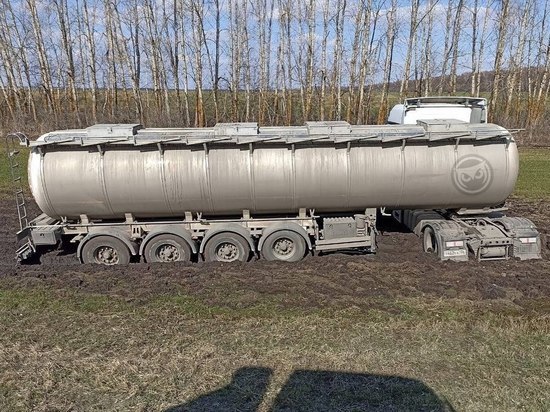 Под Пензой с трассы слетела автоцистерна