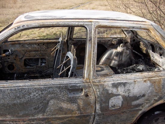Пожарные потушили автомобиль на улице Горького в Южно-Сахалинске