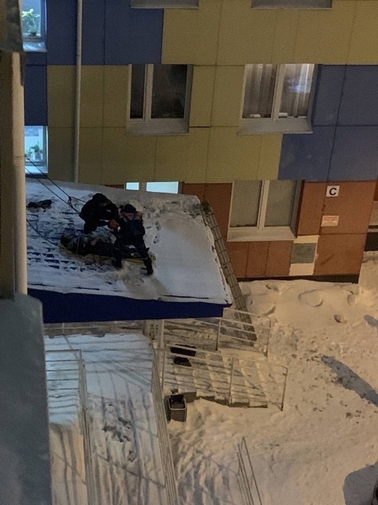 Соцсети: в Ноябрьске мужчина выпал из окна и погиб