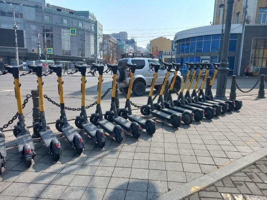 На улицах Владивостока появляется все больше электросамокатов