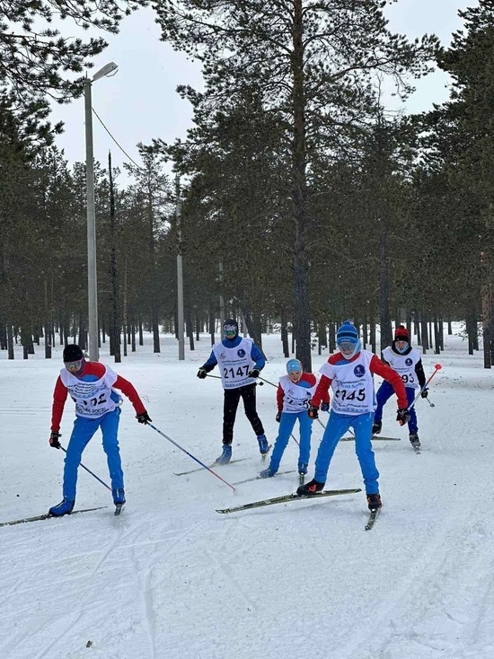 В Муравленко зимний сезон закрыли массовой лыжной гонкой